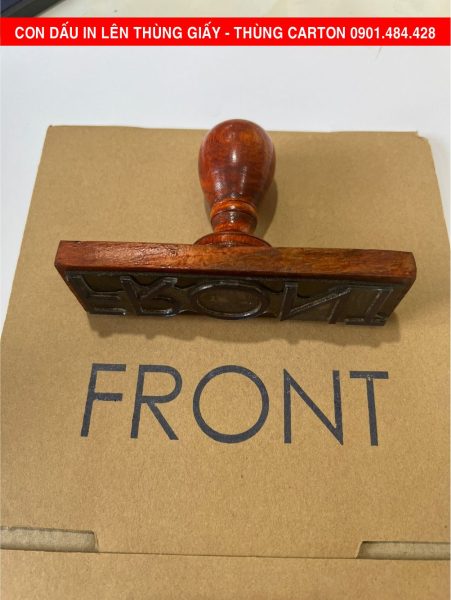 con dấu đóng lên thùng giấy