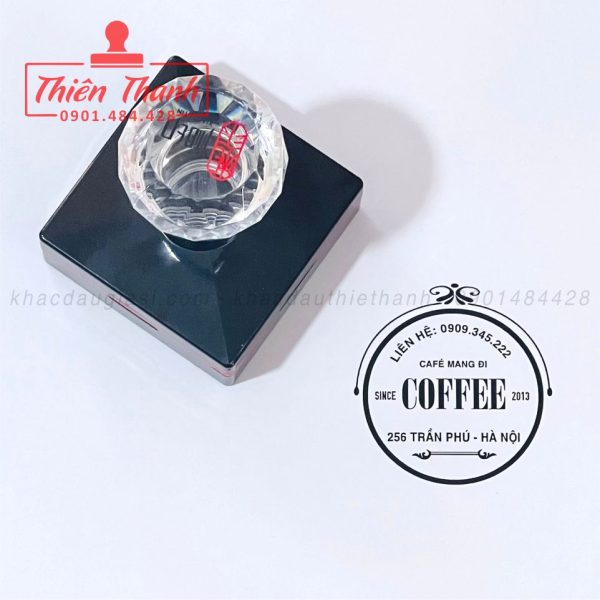 con dấu in lên ly cafe