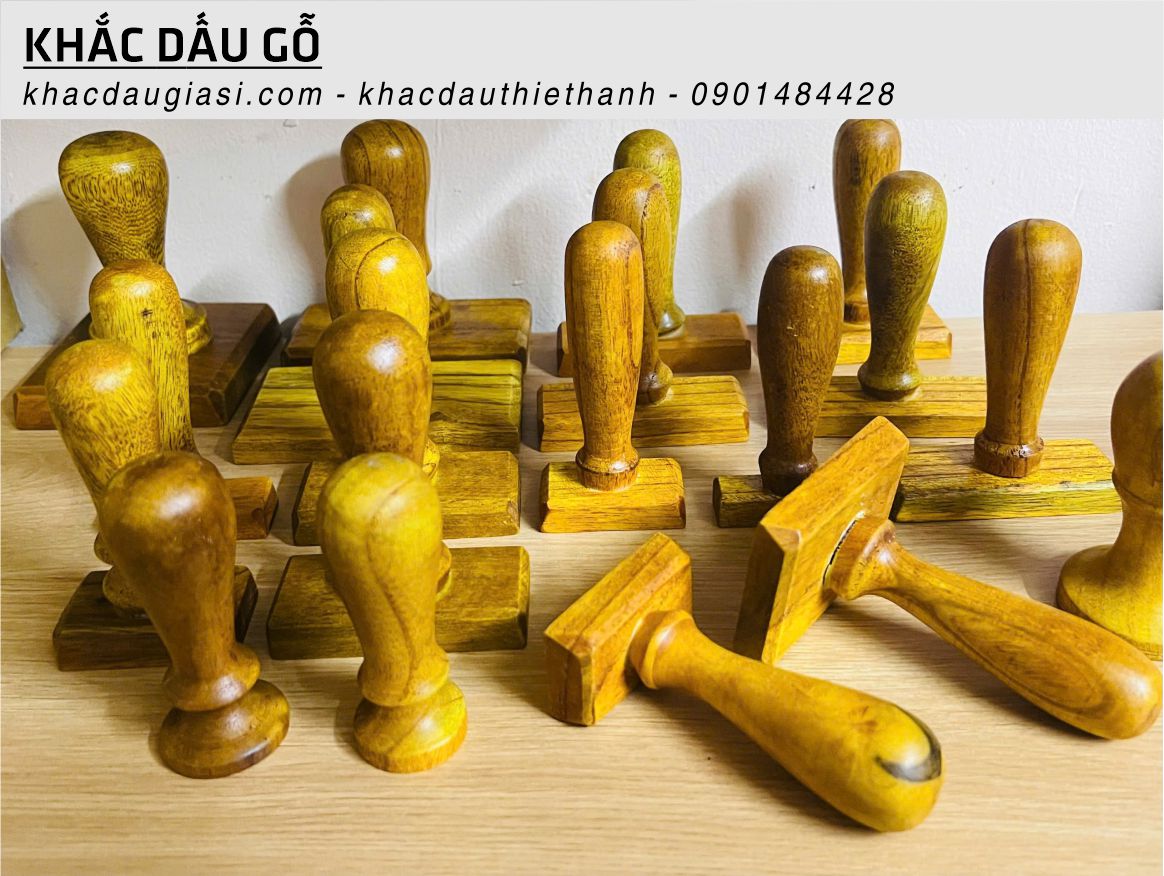 Khắc con dấu gỗ 4 làm con dấu cán gỗ